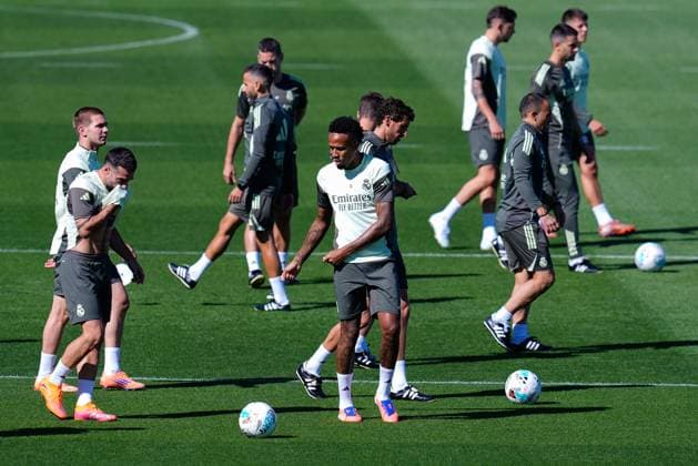 September 26, 2025, Valdebebas, Madrid, Spain: Eder Militao of Real Madrid CF warms up during the training day of Real Madrid ahead the Spanish League, LaLiga EA Sports, football match against Atletico de Madrid at Ciudad Deportiva Real Madrid on September 26, 2025, in Valdebebas, Madrid, Spain. Valdebebas Spain - ZUMAa181 20250926_zaa_a181_033 Copyright: xDennisxAgyemanx