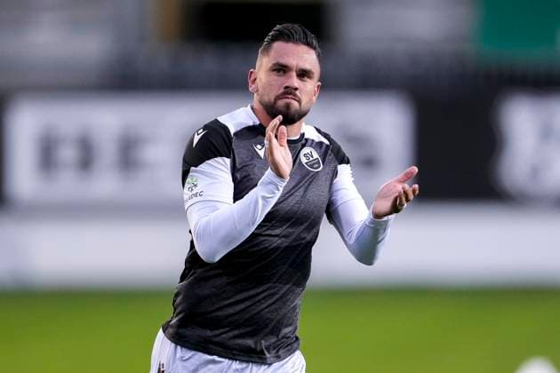 Pascal Testroet (SVS, 37), gibt Anweisungen, gestikuliert, mit den Armen gestikulieren, Einzelbild, Einzelfoto, Aktion, Action, 26.09.2025, Sandhausen (Deutschland), Fussball, Regionalliga Südwest, SV Sandhausen - Kickers Offenbach