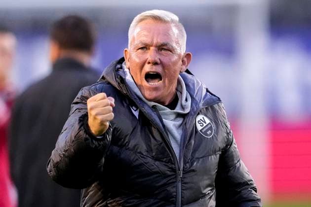 Olaf Janßen (Janssen, Trainer, Cheftrainer, SVS), Einzelbild, Einzelfoto, Aktion, Action, gibt Anweisungen, gestikuliert, mit den Armen gestikulieren, Jubel, jubeln, jubelt, celebration, Freude, freuen, freut sich, zuversichtlich, optimistisch, positiv, Spielszene, 26.09.2025, Sandhausen (Deutschland), Fussball, Regionalliga Südwest, SV Sandhausen - Kickers Offenbach