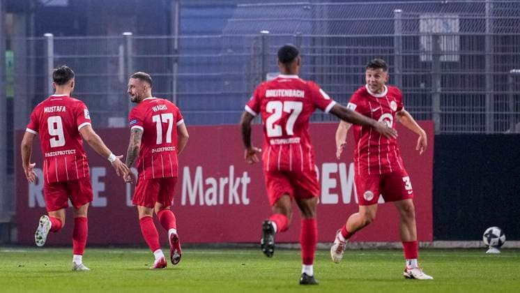 v.li.: Valdrin Mustafa (OFC, 9), Marc Wachs (OFC, 17), Jayson Breitenbach (OFC, 27), Vincent Moreno Giesel (OFC, 32), Spieler von Kickers Offenbach, jubeln über das Tor zum 1:1, Jubel, Torjubel, Torerfolg, celebrate the goal, goal, celebration, jubelt ueber das Tor, Freuen, Freude, freut sich, optimistisch, positiv, Spielszene, Highlight, Action, Aktion, 26.09.2025, Sandhausen (Deutschland), Fussball, Regionalliga Südwest, SV Sandhausen - Kickers Offenbach