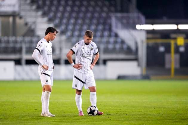 v.li.: Luca De Meester (SVS, 11), Niklas Tarnat (SVS, 6), Spieler vom SV Sandhausen (SVS), enttäuscht schauend, Enttäuschung, Frustration, disappointed, pessimistisch, Aktion, Action, Spielszene, 26.09.2025, Sandhausen (Deutschland), Fussball, Regionalliga Südwest, SV Sandhausen - Kickers Offenbach