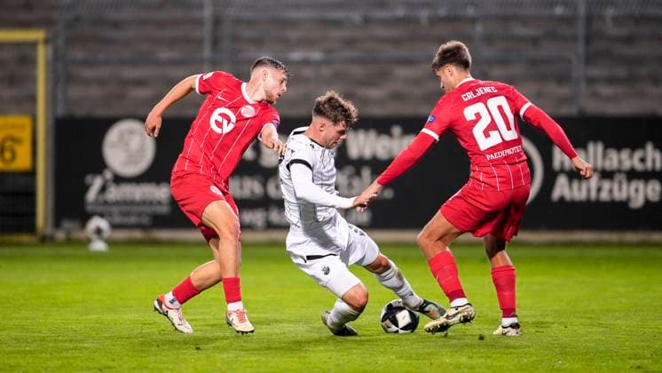 v.li.: Vincent Moreno Giesel (OFC, 32), Maximilian Wagner (SVS, 9), Dominik Crljenec (OFC, 20), Zweikampf, Spielszene, Duell, duel, tackle, tackling, Dynamik, Action, Aktion, im Strafraum, Strafraumszene, 26.09.2025, Sandhausen (Deutschland), Fussball, Regionalliga Südwest, SV Sandhausen - Kickers Offenbach
