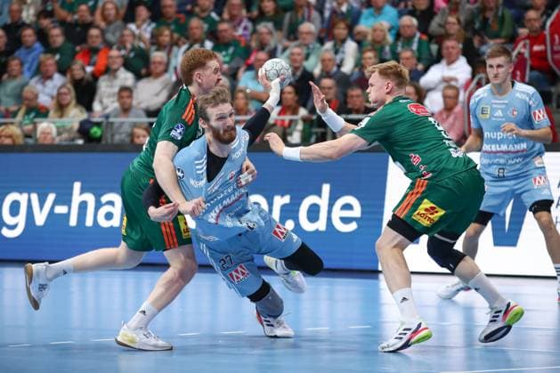 26.09.2025, xgox, Handball - Daikin HBL, TSV Hannover-Burgdorf - HC Erlangen emspor, v.l. Lukas Stutzke (Hannover, 39), Antonio Metzner (Erlangen, 27), Vilhelm Poulsen (Hannover, 9) Zweikampf, Duell, Kampf, tackle Hannover