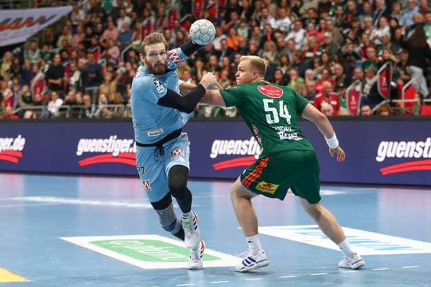 26.09.2025, xgox, Handball - Daikin HBL, TSV Hannover-Burgdorf - HC Erlangen emspor, v.l. Antonio Metzner (Erlangen, 27) , Justus Fischer (Hannover, 54) Zweikampf, Duell, Kampf, tackle Hannover