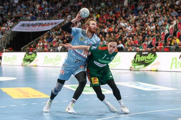 26.09.2025, xgox, Handball - Daikin HBL, TSV Hannover-Burgdorf - HC Erlangen emspor, v.l. Antonio Metzner (Erlangen, 27) , Leif Tissier (Hannover, 7) Zweikampf, Duell, Kampf, tackle Hannover