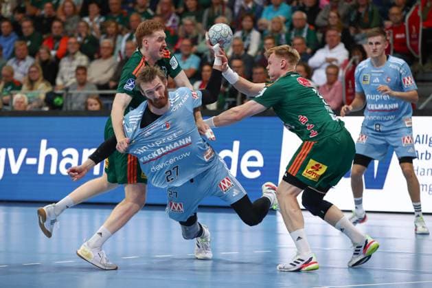 26.09.2025, xgox, Handball - Daikin HBL, TSV Hannover-Burgdorf - HC Erlangen emspor, v.l. Lukas Stutzke (Hannover, 39), Antonio Metzner (Erlangen, 27), Vilhelm Poulsen (Hannover, 9) Zweikampf, Duell, Kampf, tackle Hannover