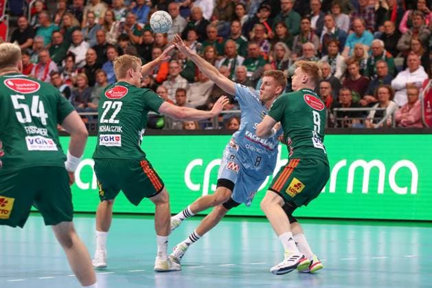 26.09.2025, xgox, Handball - Daikin HBL, TSV Hannover-Burgdorf - HC Erlangen emspor, v.l. Marian Michalczik (Hannover, 22), Sander Andreassen Overjordet (Erlangen, 8), Vilhelm Poulsen (Hannover, 9) Zweikampf, Duell, Kampf, tackle Hannover