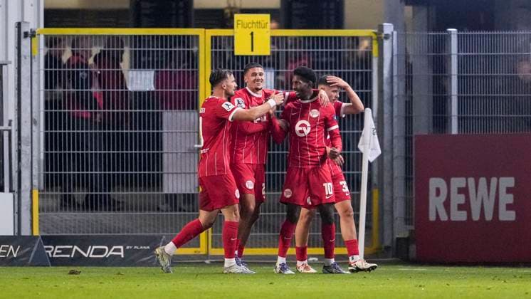 Spieler von Kickers Offenbach, jubeln über das Tor zum 1:3, Jubel, Torjubel, Torerfolg, celebrate the goal, goal, celebration, jubelt ueber das Tor, Freuen, Freude, freut sich, optimistisch, positiv, Spielszene, Highlight, Action, Aktion, 26.09.2025, Sandhausen (Deutschland), Fussball, Regionalliga Südwest, SV Sandhausen - Kickers Offenbach
