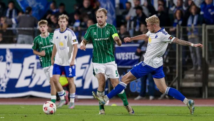 v.li.: Cimo Röcker (SV Werder Bremen II, 5) und Marvin Eilerts (BSV Kickers Emden, 11) im Zweikampf, Duell, Dynamik, Aktion, Action, Spielszene, 26.09.2025, Bremen (Deutschland), Fussball, Regionalliga Nord, SV Werder Bremen II - BSV Kickers Emden