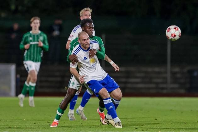 v.li.: Jarno Janssen (BSV Kickers Emden, 28) und Princewell Mbock (SV Werder Bremen II, 18) im Zweikampf, Duell, Dynamik, Aktion, Action, Spielszene, 26.09.2025, Bremen (Deutschland), Fussball, Regionalliga Nord, SV Werder Bremen II - BSV Kickers Emden