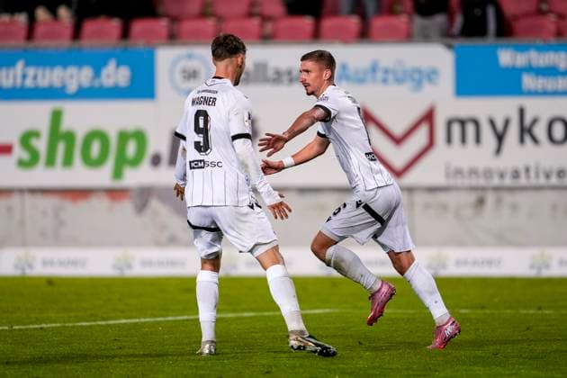 v.li.: Maximilian Wagner (SVS, 9), Torschütze Niklas Tarnat (SVS, 6), Spieler vom SV Sandhausen (SVS), jubeln über das Tor zum 3:3, Jubel, Torjubel, Torerfolg, celebrate the goal, goal, celebration, jubelt ueber das Tor, Freuen, Freude, freut sich, optimistisch, positiv, Spielszene, Highlight, Action, Aktion, 26.09.2025, Sandhausen (Deutschland), Fussball, Regionalliga Südwest, SV Sandhausen - Kickers Offenbach