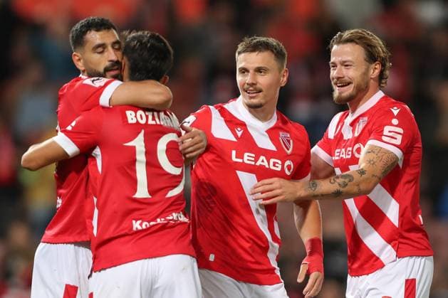 26.09.2025, xtgx, Fussball 3. Liga, FC Energie Cottbus - VfB Stuttgart II emspor, v.l. TOlgay Cigerci (Cottbus, 10), Jannis Boziaris (Cottbus, 10), Erik Engelhardt (Cottbus, 18), Henry Rorig (Cottbus, 3) Jubel, Torjubel, jubelt ueber das Tor, celebrate the goal, celebration (DFL DFB REGULATIONS PROHIBIT ANY USE OF PHOTOGRAPHS as IMAGE SEQUENCES and or QUASI-VIDEO) Cottbus