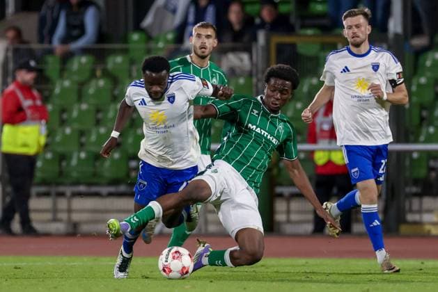 v.li.: Emanuel Adou (BSV Kickers Emden, 27) und Wesley Adeh (SV Werder Bremen II, 6) im Zweikampf, Duell, Dynamik, Aktion, Action, Spielszene, 26.09.2025, Bremen (Deutschland), Fussball, Regionalliga Nord, SV Werder Bremen II - BSV Kickers Emden