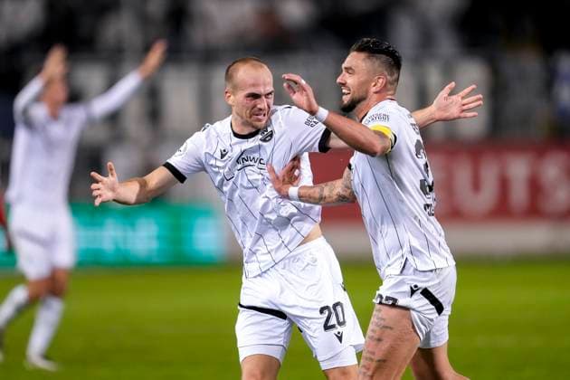 v.li.: Phil Halbauer (SVS, 20), Torschütze Pascal Testroet (SVS, 37), Spieler vom SV Sandhausen (SVS), jubeln über das Tor zum 4:3, Jubel, Torjubel, Torerfolg, celebrate the goal, goal, celebration, jubelt ueber das Tor, Freuen, Freude, freut sich, optimistisch, positiv, Spielszene, Highlight, Action, Aktion, 26.09.2025, Sandhausen (Deutschland), Fussball, Regionalliga Südwest, SV Sandhausen - Kickers Offenbach