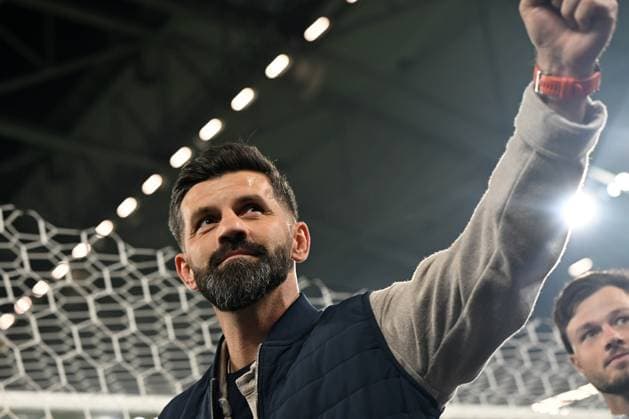 Trainer Miron Muslic (FC Schalke 04) jubel, Jubel nach Spielende waehrend des Spiels der 2. Bundesliga zwischen FC Schalke 04 und SpVgg Greuther Fürth, Veltins-Arena am 26. September 2025 in Gelsenkirchen, Deutschland. (Foto von Ralf Treese DeFodi Images) +++ Trainer Miron Muslic (FC Schalke 04) celebrates during the 2. Bundesliga match between FC Schalke 04 and SpVgg Greuther Fürth at Veltins-Arena on September 26, 2025 in Gelsenkirchen, Germany. (Photo by Ralf Treese DeFodi Images) (Photo by Ralf Treese DeFodi Images) Coach Miron Muslic FC Schalke 04 celebrates, cheers after the end of the match during the 2 Bundesliga match between FC Schalke 04 and SpVgg Greuther Fürth at Veltins Arena on September 26, 2025 in Gelsenkirchen, Germany, Germany Photo by Ralf Treese DeFodi Images Coach Miron Muslic FC Schalke 04 celebrates during the 2 Bundesliga match between FC Schalke 04 and SpVgg Greuther Fürth at Veltins Arena on September 26, 2025 in Gelsenkirchen, Germany Photo by Ralf Treese DeFodi Images Photo by Ralf Treese DeFodi Images