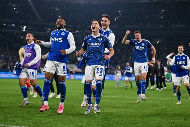 26.09.2025, Fussball, 2. Bundesliga, Saison 2025 2026, 7. Spieltag, FC Schalke 04 - SpVgg Greuther Fürth, Der FC Schalke 04 freut sich über den Heimsieg, Moussa Sylla (FC Schalke 04), Soufiane El-Faouzi (FC Schalke 04), Torwart Justin Heekeren (FC Schalke 04), xRHR-FOTO YYx Copyright: KROEGER RHR-FOTOx RHR-FOTO YY