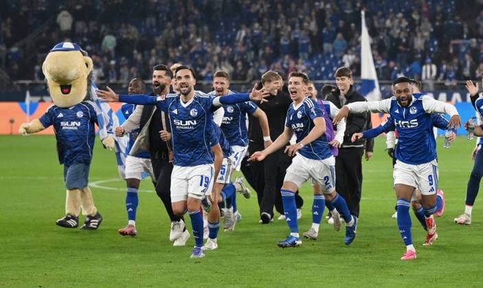Jubel Schalke nach dem Spiel, v.li., Trainer Miron Muslic (FC Schalke 04), Kenan Karaman (FC Schalke 04), Janik Bachmann (FC Schalke 04), Felipe Sanchez (Schalke 04), Moussa Sylla (FC Schalke 04) 26.09.2025, Fussball 2. Bundesliga, Saison 2025 2026, 7. Spieltag, FC Schalke 04 - SpVgg Greuther Fürth DFL regulations prohibit any use of photographs as image sequences and or quasi-video Gelsenkirchen Veltins Arena Nordrhein Westfalen Deutschland