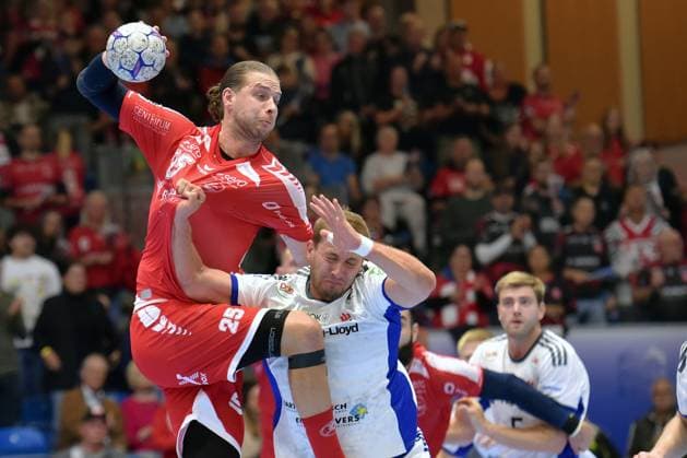 Olle Forsell Schefvert (MT Melsungen 25) (am Ball), Niklas Weller (HSV Hamburg 13), Oliver Norlyk (HSV Hamburg 5) (hinten) , GER, MT Melsungen - Handball Verein Hamburg, Handball, 1. Bundesliga, 6. Spieltag, Saison 2025 2026, 26.09.2025, GER, MT Melsungen - HSV Hamburg, Handball, 1. Bundesliga, 6. Spieltag, Saison 2025 2026, 26.09.2025 Kassel Copyright: xEibner-Pressefotox xRolandxSippelx EP_RSL
