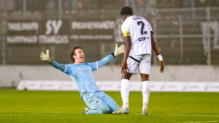 v.li.: Lukas Schneller (Torwart, SVS, 31), Kwabe Schulz (SVS, 2), Spieler vom SV Sandhausen (SVS), Jubel nach dem Schlusspfiff, Freude über den Sieg, Sieger, Gewinner, jubelt, jubeln, fröhlich, positiv, freut sich, freuen, optimistisch, Highlight, Action, Aktion, 26.09.2025, Sandhausen (Deutschland), Fussball, Regionalliga Südwest, SV Sandhausen - Kickers Offenbach