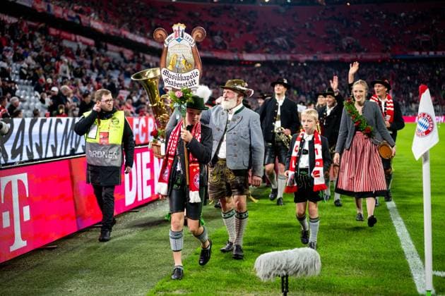 Sport Bilder des Tages Musikkapelle Grabenstaett tritt zum Anlass des Oktoberfest im Stadion auf, GER, FC Bayern Muenchen (FCB) vs SV Werder Bremen, Fussball Bundesliga, 5. Spieltag, Saison 2025 2026, 26.09.2025 DFB DFL regulations prohibit any use of photographs as image sequences and or quasi-video GER, FC Bayern Muenchen (FCB) vs SV Werder Bremen, Fussball Bundesliga, 5. Spieltag, Saison 2025 2026, 26.09.2025 Muenchen Copyright: xEibner-Pressefoto Memmlerx EP_MMR
