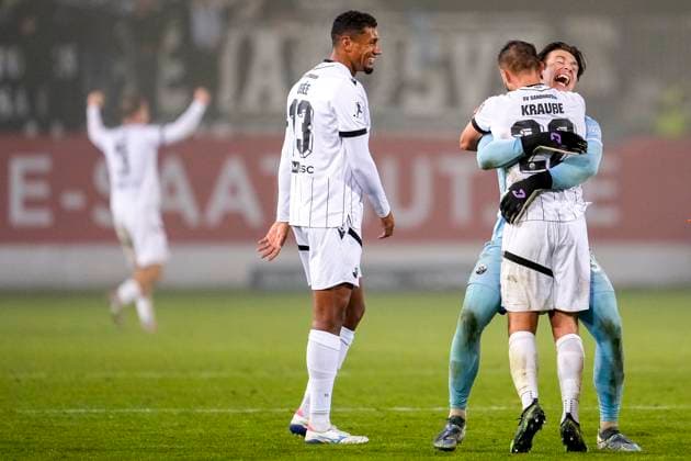 v.li.: Yannick Osee (SVS, 13), Robin Krauße (Krausse, SVS, 22), Lukas Schneller (Torwart, SVS, 31), Spieler vom SV Sandhausen (SVS), Jubel nach dem Schlusspfiff, Freude über den Sieg, Sieger, Gewinner, jubelt, jubeln, fröhlich, positiv, freut sich, freuen, optimistisch, Highlight, Action, Aktion, 26.09.2025, Sandhausen (Deutschland), Fussball, Regionalliga Südwest, SV Sandhausen - Kickers Offenbach