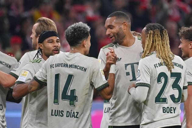Torjubel nach Tor zum 1-0 mit Serge GNABRY (FC Bayern Muenchen), Luis DIAZ (Bayern Muenchen),Jonathan TAH (Bayern Muenchen),Sacha BOEY (Bayern Muenchen), Jubel,Freude,Begeisterung,Aktion, Fussball 1. Bundesliga Saison 2025 2026, 5.Spieltag, Spieltag05 FC Bayern Muenchen - SV Werder Bremen am 26.09.2025 , A L L I A N Z A R E N A.