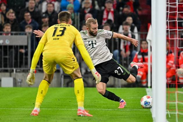 GER, Bayern, Muenchen, Fussball, FC Bayern Muenchen - SV Werder Bremen, in der Allianz Arena, Muenchen, Bundesliga, 5. Spieltag, 26.09.25, v.l. Karl Hein (SV Werder Bremen, 13), Konrad Laimer (FC Bayern Muenchen, 27), Torschuss, im Angirff DFL DFB regulations prohibit any use of photographs as image sequences and or quasi-video, Copyright: HMB-Media MichaelxNibel