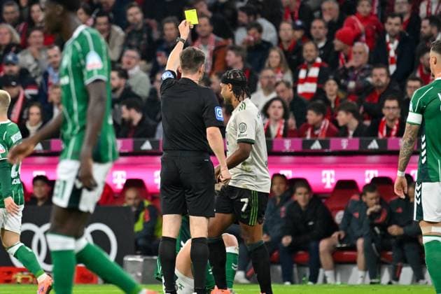 GER, Bayern, Muenchen, Fussball, FC Bayern Muenchen - SV Werder Bremen, in der Allianz Arena, Muenchen, Bundesliga, 5. Spieltag, 26.09.25, v.l. Serge Gnabry (FC Bayern Muenchen, 7), Gelbe Karte DFL DFB regulations prohibit any use of photographs as image sequences and or quasi-video, Copyright: HMB-Media MichaelxNibel