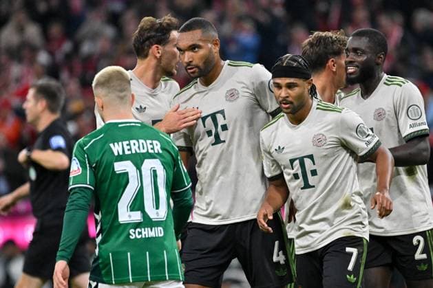 GER, Bayern, Muenchen, Fussball, FC Bayern Muenchen - SV Werder Bremen, in der Allianz Arena, Muenchen, Bundesliga, 5. Spieltag, 26.09.25, v.l. Romano Schmid (SV Werder Bremen, 20), Leon Goretzka (FC Bayern Muenchen, 8), Jonathan Tah (FC Bayern Muenchen, 4), Serge Gnabry (FC Bayern Muenchen, 7), Tom Bischof (FC Bayern Muenchen, 20), Dayot Upamecano (FC Bayern Muenchen, 2) FC Bayern Muenchen im Torjubel, Freude, Emotionen, Jubel, Feiern DFL DFB regulations prohibit any use of photographs as image sequences and or quasi-video, Copyright: HMB-Media MichaelxNibel