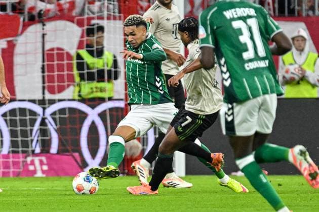 GER, Bayern, Muenchen, Fussball, FC Bayern Muenchen - SV Werder Bremen, in der Allianz Arena, Muenchen, Bundesliga, 5. Spieltag, 26.09.25, v.l. Justin Njinmah (SV Werder Bremen, 11), Serge Gnabry (FC Bayern Muenchen, 7), im Zweikampf DFL DFB regulations prohibit any use of photographs as image sequences and or quasi-video, Copyright: HMB-Media MichaelxNibel