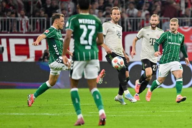 GER, Bayern, Muenchen, Fussball, FC Bayern Muenchen - SV Werder Bremen, in der Allianz Arena, Muenchen, Bundesliga, 5. Spieltag, 26.09.25, v.l. Senne Lynen (SV Werder Bremen, 14), Harry Kane (FC Bayern Muenchen, 9), im Zweikampf, Hoher Ball DFL DFB regulations prohibit any use of photographs as image sequences and or quasi-video, Copyright: HMB-Media MichaelxNibel