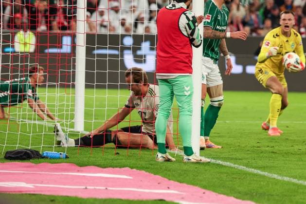 Harry Kane 9 (FC Bayern Muenchen) verpasst einen Ball, den Karl Hein 13 (SV Werder Bremen) abfaengt, der im Hintergrund jubelt, FC Bayern Muenchen vs. SV Werder Bremen, DFL, Bundesliga, Saison 2025 2026, Allianz Arena, Hinrunde, 5. Spieltag, 26.09.2025 DFB regulations prohibit any use of photographs as image sequences and or quasi-video Muenchen Bayern Deutschland