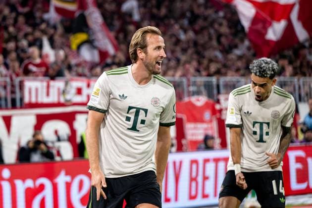 Harry Kane (FC Bayern Muenchen, 09), Luis Diaz (FC Bayern Muenchen, 14) jubeln ueber das Tor zum 3:0, dahinter Fans der Suedkurve, GER, FC Bayern Muenchen (FCB) vs SV Werder Bremen, Fussball Bundesliga, 5. Spieltag, Saison 2025 2026, 26.09.2025 DFB DFL regulations prohibit any use of photographs as image sequences and or quasi-video GER, FC Bayern Muenchen (FCB) vs SV Werder Bremen, Fussball Bundesliga, 5. Spieltag, Saison 2025 2026, 26.09.2025 Muenchen Copyright: xEibner-Pressefoto Memmlerx EP_MMR