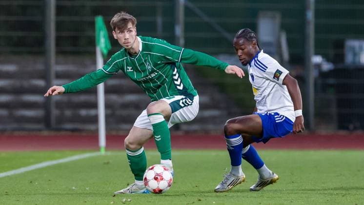 v.li.: Paul Levi Wagner (SV Werder Bremen II, 29) und Michael Igwe (BSV Kickers Emden, 12) im Zweikampf, Duell, Dynamik, Aktion, Action, Spielszene, 26.09.2025, Bremen (Deutschland), Fussball, Regionalliga Nord, SV Werder Bremen II - BSV Kickers Emden