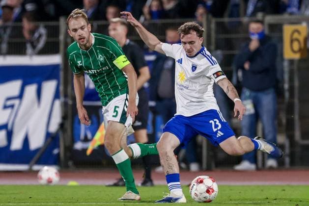 v.li.: Cimo Röcker (SV Werder Bremen II, 5) und Michel Eickschläger (BSV Kickers Emden, 23) im Zweikampf, Duell, Dynamik, Aktion, Action, Spielszene, 26.09.2025, Bremen (Deutschland), Fussball, Regionalliga Nord, SV Werder Bremen II - BSV Kickers Emden