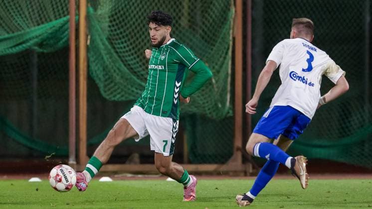 v.li.: Safa Yildirim (SV Werder Bremen II, 7) und Julian Stöhr (BSV Kickers Emden, 3) im Zweikampf, Duell, Dynamik, Aktion, Action, Spielszene, 26.09.2025, Bremen (Deutschland), Fussball, Regionalliga Nord, SV Werder Bremen II - BSV Kickers Emden