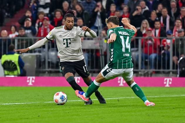 GER, Bayern, Muenchen, Fussball, FC Bayern Muenchen - SV Werder Bremen, in der Allianz Arena, Muenchen, Bundesliga, 5. Spieltag, 26.09.25, v.l. Michael Akpovie Olise (FC Bayern Muenchen, 17), Senne Lynen (SV Werder Bremen, 14), im Angriff, Zweikampf um den Ball DFL DFB regulations prohibit any use of photographs as image sequences and or quasi-video, Copyright: HMB-Media MichaelxNibel