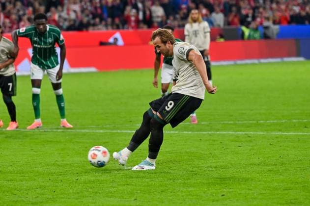 GER, Bayern, Muenchen, Fussball, FC Bayern Muenchen - SV Werder Bremen, in der Allianz Arena, Muenchen, Bundesliga, 5. Spieltag, 26.09.25, v.l. Harry Kane (FC Bayern Muenchen, 9), Torschuss, Elfmeter, DFL DFB regulations prohibit any use of photographs as image sequences and or quasi-video, Copyright: HMB-Media MichaelxNibel
