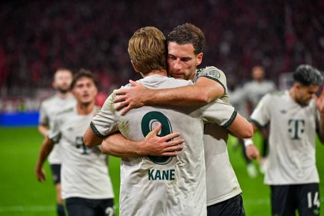 GER, Bayern, Muenchen, Fussball, FC Bayern Muenchen - SV Werder Bremen, in der Allianz Arena, Muenchen, Bundesliga, 5. Spieltag, 26.09.25, v.l. Harry Kane (FC Bayern Muenchen, 9), Leon Goretzka (FC Bayern Muenchen, 8), Umarmung, Torjubel, Freude, Emotionen, Jubel, Feiern DFL DFB regulations prohibit any use of photographs as image sequences and or quasi-video, Copyright: HMB-Media MichaelxNibel