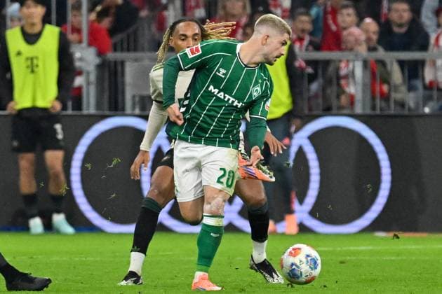 GER, Bayern, Muenchen, Fussball, FC Bayern Muenchen - SV Werder Bremen, in der Allianz Arena, Muenchen, Bundesliga, 5. Spieltag, 26.09.25, v.l. Sascha Boey (FC Bayern Muenchen, 23), Romano Schmid (SV Werder Bremen, 20), Hackentrick, Pass, Trick, Kunstpass DFL DFB regulations prohibit any use of photographs as image sequences and or quasi-video, Copyright: HMB-Media MichaelxNibel