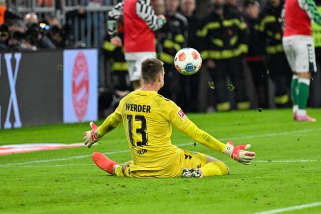 GER, Bayern, Muenchen, Fussball, FC Bayern Muenchen - SV Werder Bremen, in der Allianz Arena, Muenchen, Bundesliga, 5. Spieltag, 26.09.25, v.l. Karl Hein (SV Werder Bremen, 13), haelt den Ball, Parade DFL DFB regulations prohibit any use of photographs as image sequences and or quasi-video, Copyright: HMB-Media MichaelxNibel