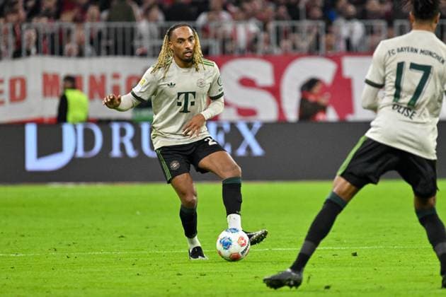 GER, Bayern, Muenchen, Fussball, FC Bayern Muenchen - SV Werder Bremen, in der Allianz Arena, Muenchen, Bundesliga, 5. Spieltag, 26.09.25, v.l. Sascha Boey (FC Bayern Muenchen, 23), Michael Akpovie Olise (FC Bayern Muenchen, 17), spielt einen Pass, im Portrait DFL DFB regulations prohibit any use of photographs as image sequences and or quasi-video, Copyright: HMB-Media MichaelxNibel