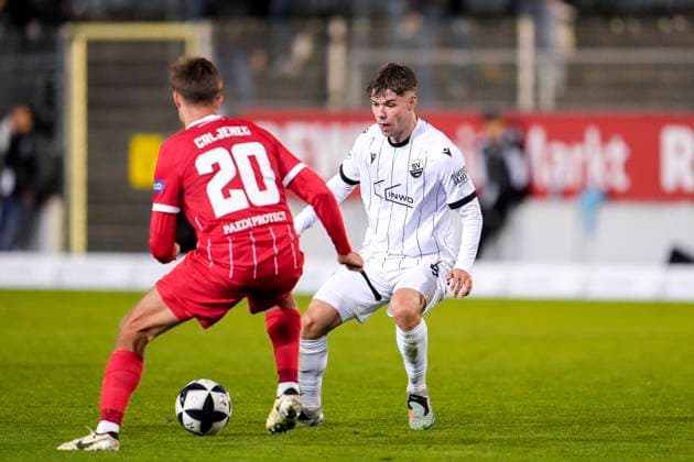v.li.: Dominik Crljenec (OFC, 20), Maximilian Wagner (SVS, 9), Zweikampf, Spielszene, Duell, duel, tackle, tackling, Dynamik, Action, Aktion, 26.09.2025, Sandhausen (Deutschland), Fussball, Regionalliga Südwest, SV Sandhausen - Kickers Offenbach