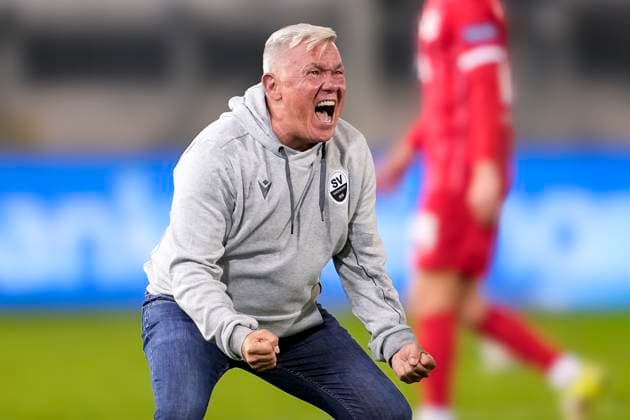 Olaf Janßen (Janssen, Trainer, Cheftrainer, SVS), Einzelbild, Einzelfoto, Aktion, Action, Jubel nach dem Schlusspfiff, Freude über den Sieg, Sieger, Gewinner, jubelt, jubeln, fröhlich, positiv, freut sich, freuen, optimistisch, Highlight, 26.09.2025, Sandhausen (Deutschland), Fussball, Regionalliga Südwest, SV Sandhausen - Kickers Offenbach