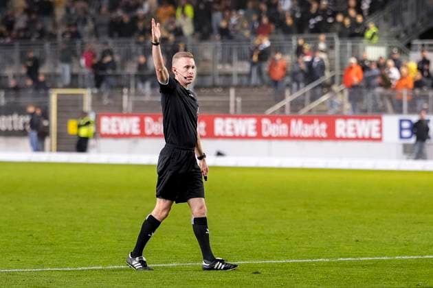 Jason Lieser (Schiedsrichter), gibt Anweisungen, gestikuliert, mit den Armen gestikulieren, Freisteller, Ganzkörper, Einzelbild, Einzelfoto, Aktion, Action, 26.09.2025, Sandhausen (Deutschland), Fussball, Regionalliga Südwest, SV Sandhausen - Kickers Offenbach