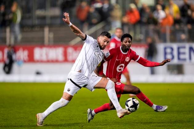 v.li.: Pascal Testroet (SVS, 37), Boubacar Barry (OFC, 10), Zweikampf, Spielszene, Duell, duel, tackle, tackling, Dynamik, Action, Aktion, 26.09.2025, Sandhausen (Deutschland), Fussball, Regionalliga Südwest, SV Sandhausen - Kickers Offenbach