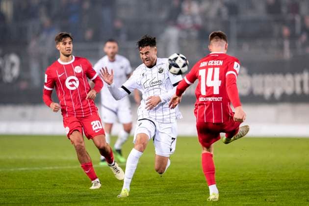 v.li.: Dominik Crljenec (OFC, 20), David Mamutovic (SVS, 7), Kristjan Arh Cesen (OFC, 14), Zweikampf, Spielszene, Duell, duel, tackle, tackling, Dynamik, Action, Aktion, 26.09.2025, Sandhausen (Deutschland), Fussball, Regionalliga Südwest, SV Sandhausen - Kickers Offenbach