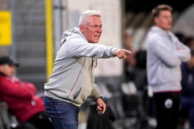 Olaf Janßen (Janssen, Trainer, Cheftrainer, SVS), gibt Anweisungen, gestikuliert, mit den Armen gestikulieren, Einzelbild, Einzelfoto, Aktion, Action, 26.09.2025, Sandhausen (Deutschland), Fussball, Regionalliga Südwest, SV Sandhausen - Kickers Offenbach