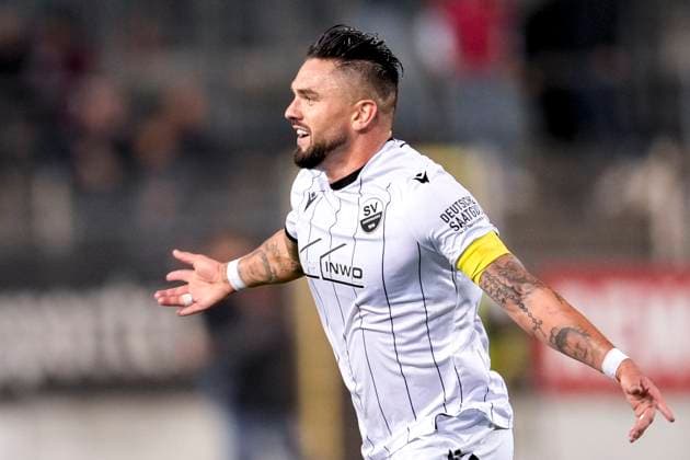 Torschütze Pascal Testroet (SVS, 37), Spieler vom SV Sandhausen (SVS), jubelt über das Tor zum 4:3, Jubel, jubeln, Torjubel, Torerfolg, celebrate the goal, goal, celebration, jubelt ueber das Tor, Freuen, Freude, freut sich, optimistisch, positiv, Spielszene, Highlight, Einzelbild, Einzelfoto, Aktion, Action, 26.09.2025, Sandhausen (Deutschland), Fussball, Regionalliga Südwest, SV Sandhausen - Kickers Offenbach