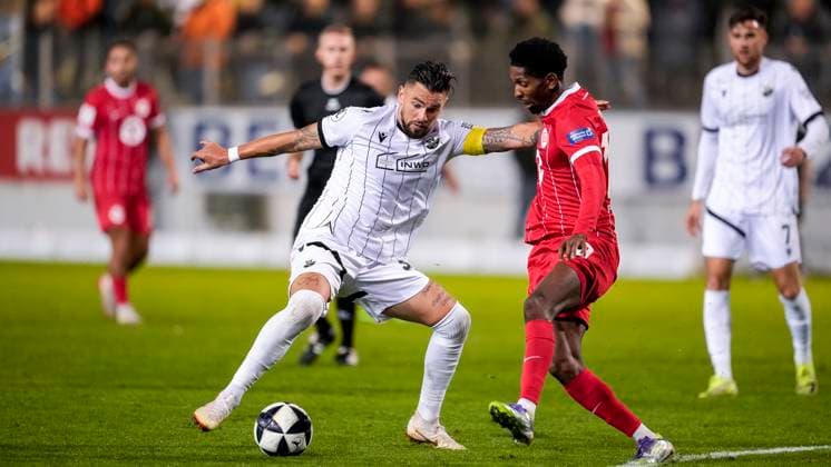 v.li.: Pascal Testroet (SVS, 37), Boubacar Barry (OFC, 10), Zweikampf, Spielszene, Duell, duel, tackle, tackling, Dynamik, Action, Aktion, 26.09.2025, Sandhausen (Deutschland), Fussball, Regionalliga Südwest, SV Sandhausen - Kickers Offenbach
